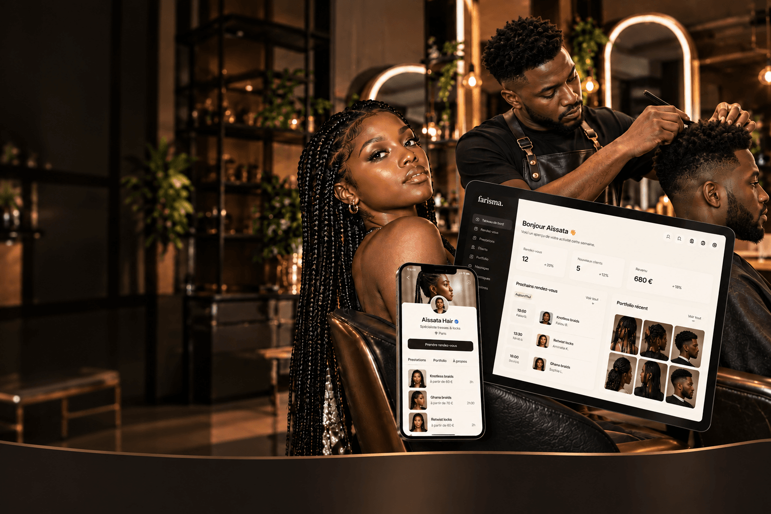 Une cliente aux longues tresses installée dans un salon chaleureux, un barbier coiffant un client à ses côtés, devant une tablette et un téléphone affichant une maquette de l'espace professionnel Farisma